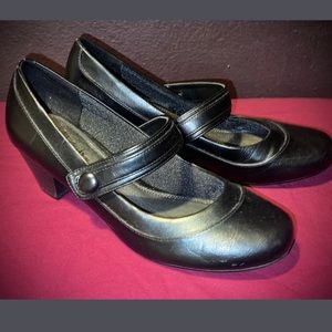 Life Stride black leather comfort Mary Janes, size 8.5